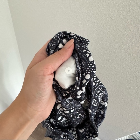 Lululemon Wunder Under Full Length Leggings Pretty Lace White Black Size 4 Women - Picture 10 of 10